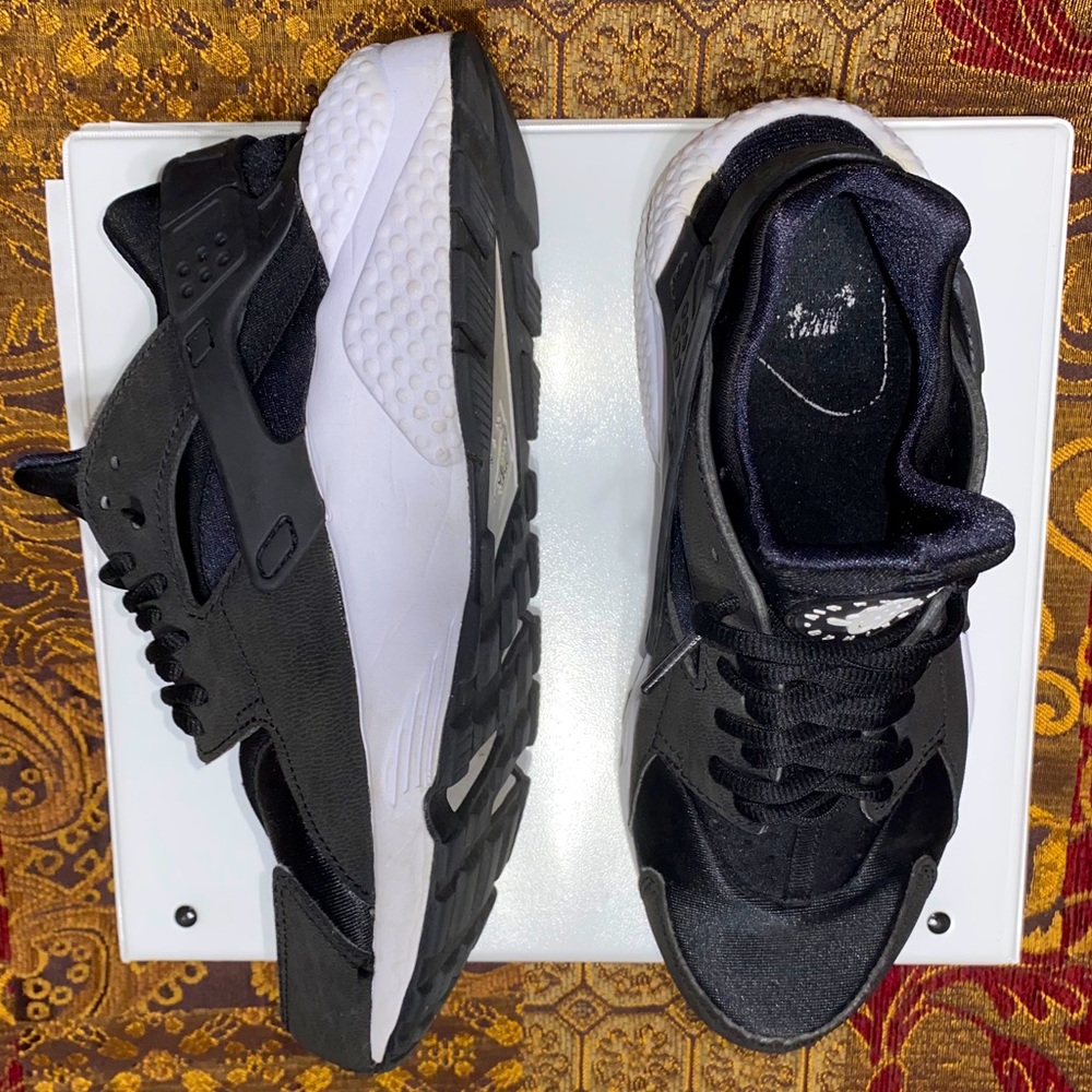 Women’s Nike Black & White Huaraches